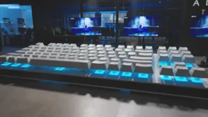 Alienware baut eine 16 Fuß lange mechanische Tastatur Titel